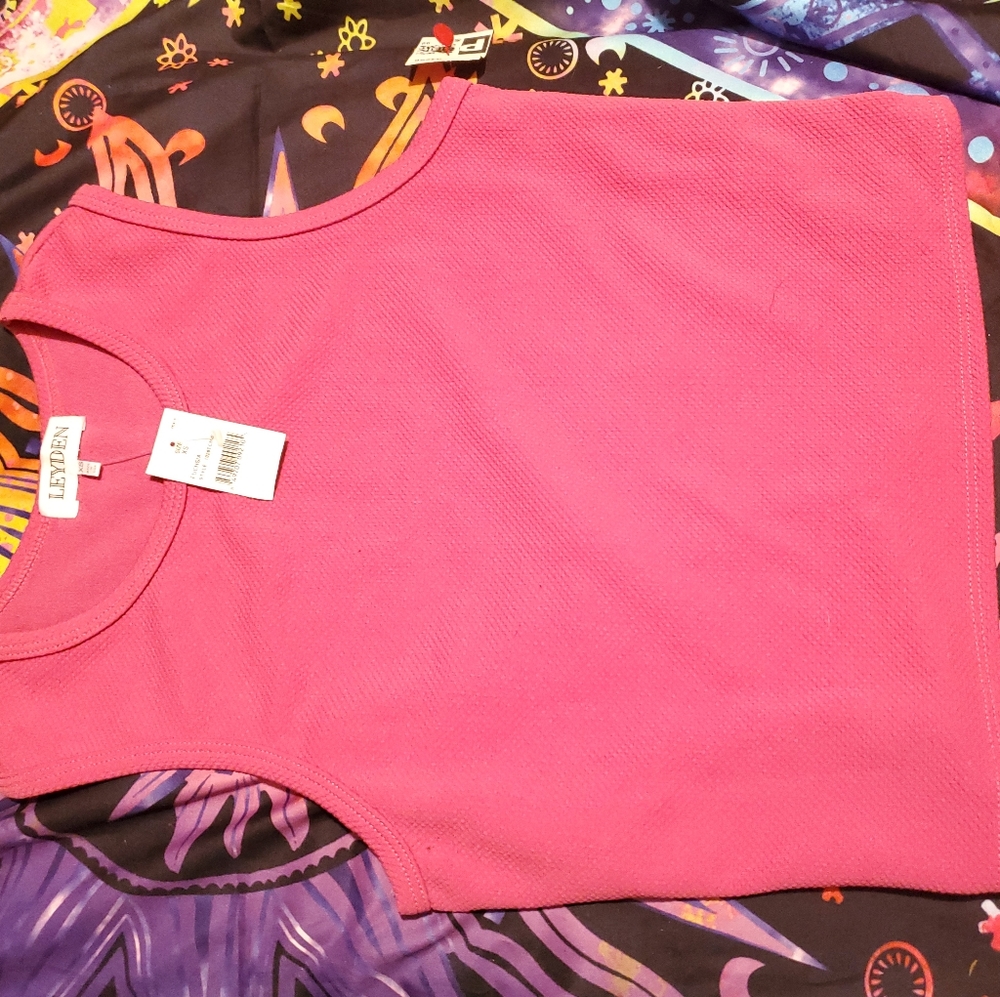 Fuscia tank top - Picture 2 of 3
